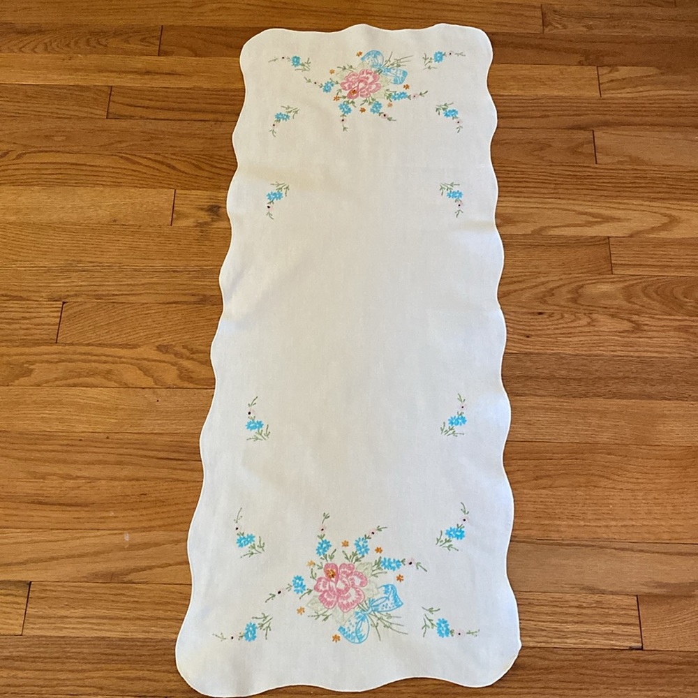 VTG Hand Embroidered Linen Table Runner